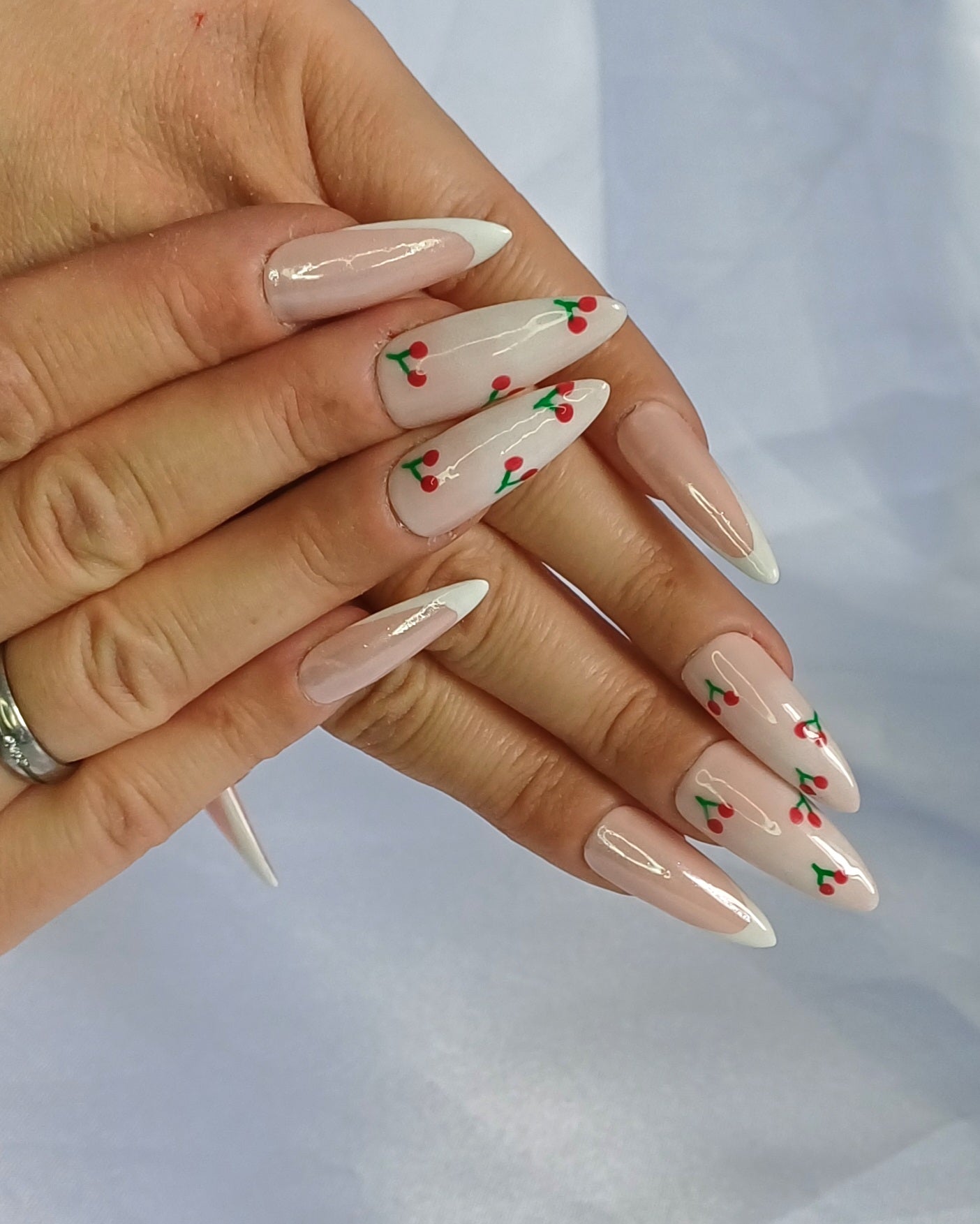 Mon Chéri French - Handgemachte Press-On-Nails, Kirsch Design, Wiederverwendbare Kunstnägel, Almond
