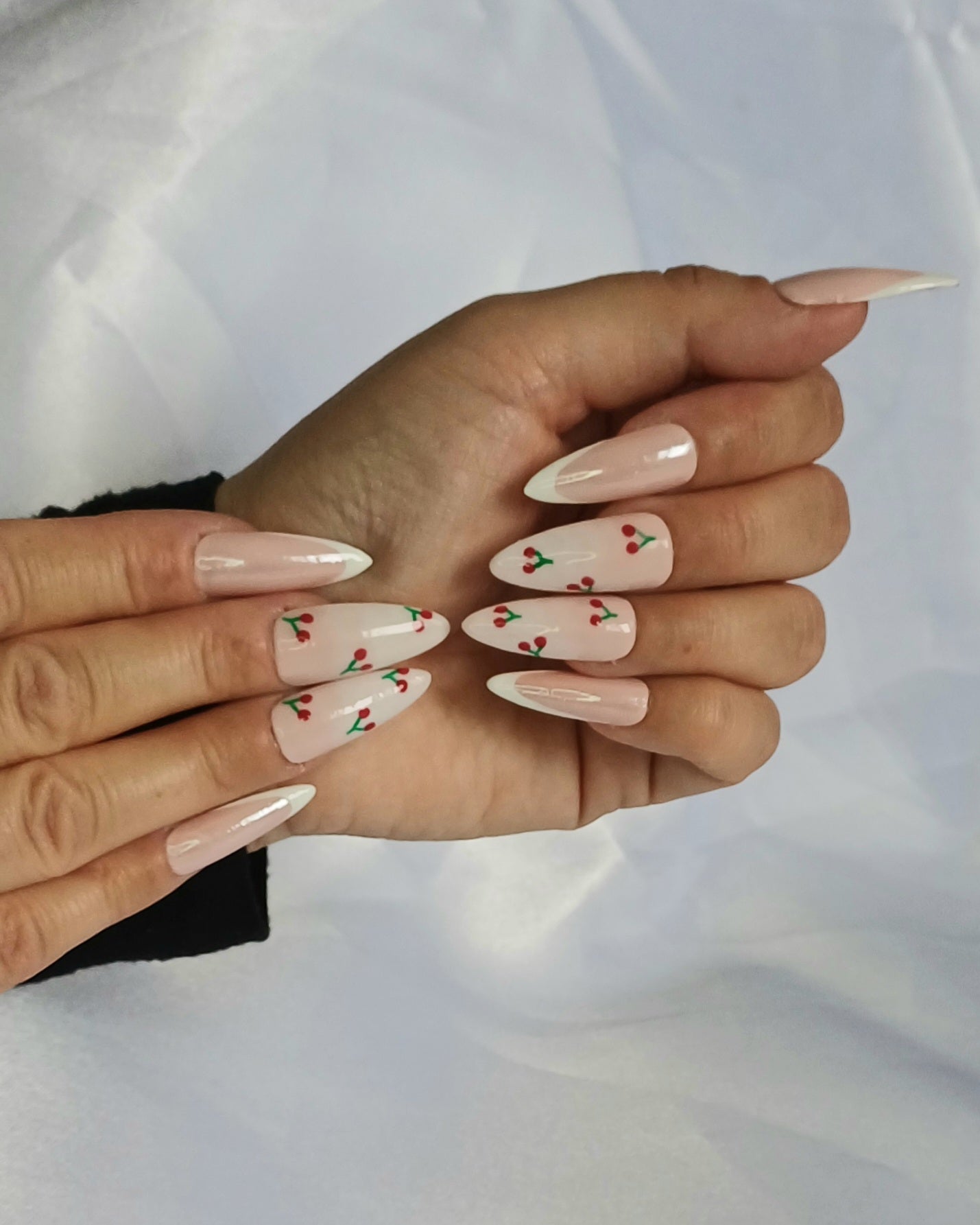 Mon Chéri French - Handgemachte Press-On-Nails, Kirsch Design, Wiederverwendbare Kunstnägel, Almond