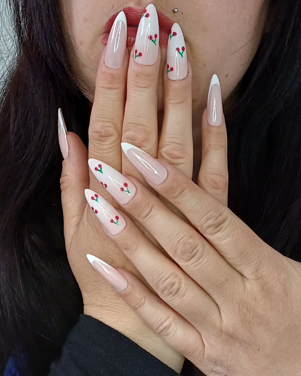 Mon Chéri French - Handgemachte Press-On-Nails, Kirsch Design, Wiederverwendbare Kunstnägel, Almond