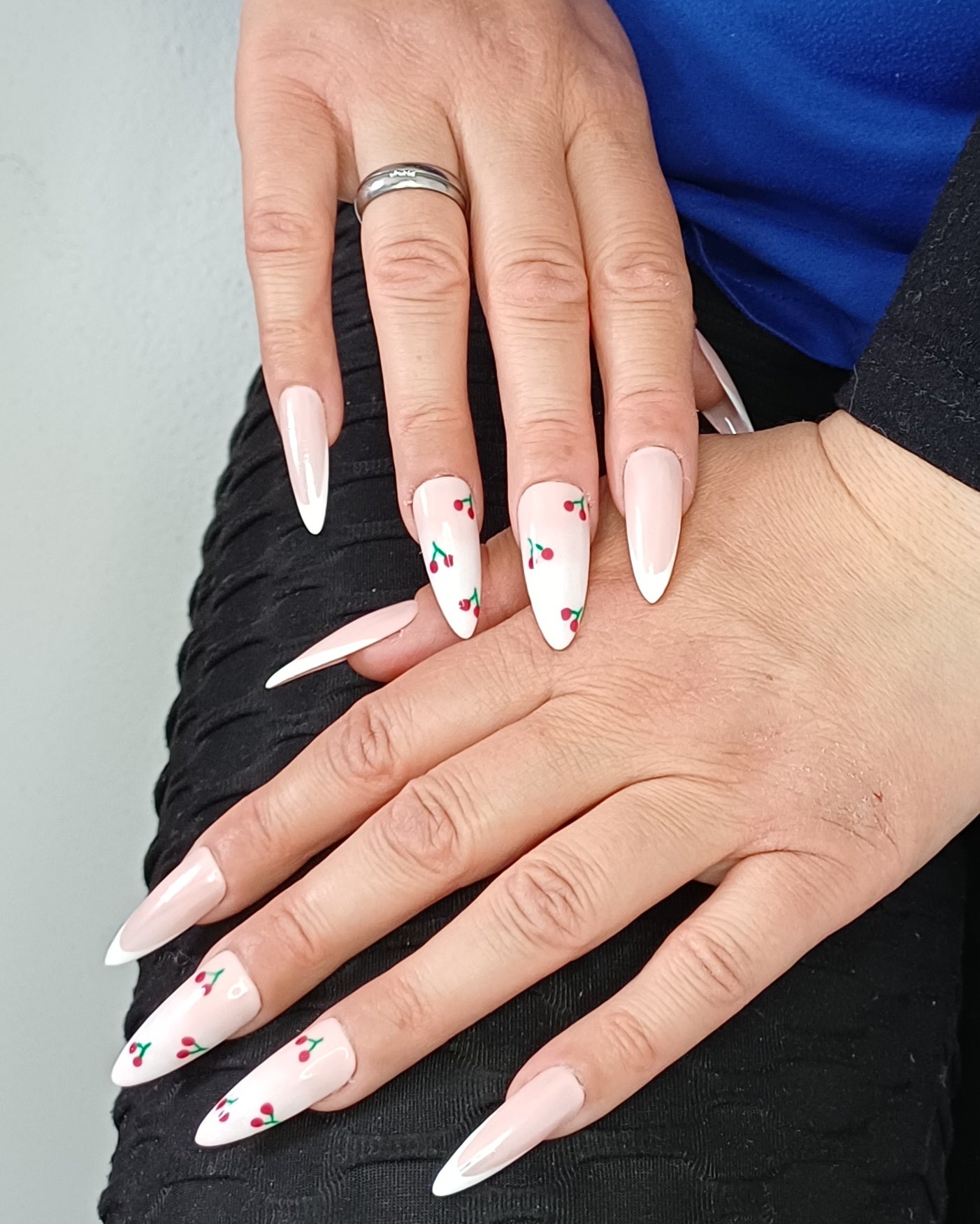 Mon Chéri French - Handgemachte Press-On-Nails, Kirsch Design, Wiederverwendbare Kunstnägel, Almond