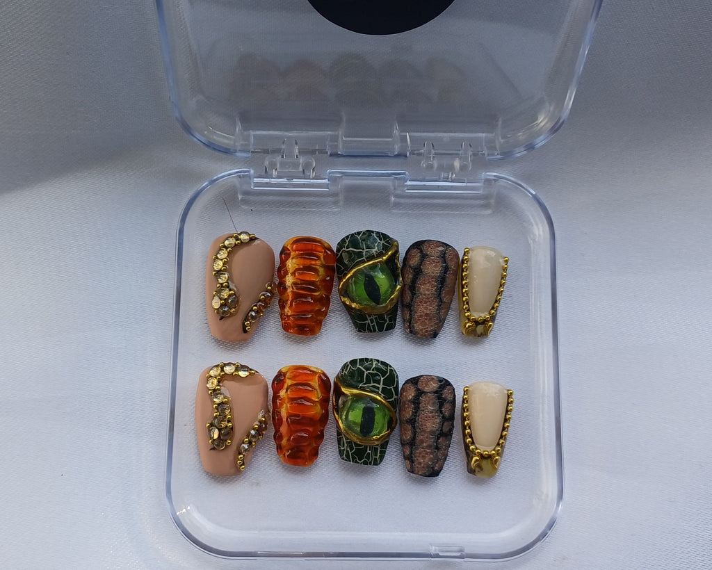 Royale Anaconda - Luxuriöse Designer Press-On Nails mit 3D-Schlangeneffekt, Drachenauge & Gold-Akzenten