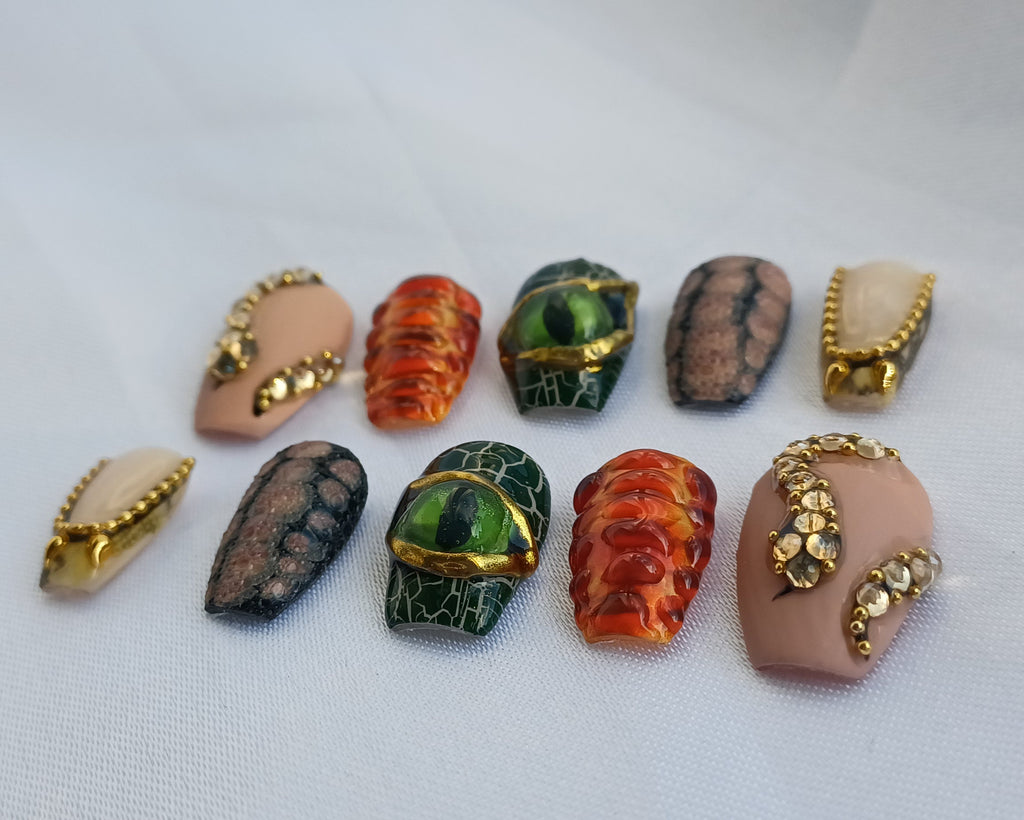 Royale Anaconda - Luxuriöse Designer Press-On Nails mit 3D-Schlangeneffekt, Drachenauge & Gold-Akzenten