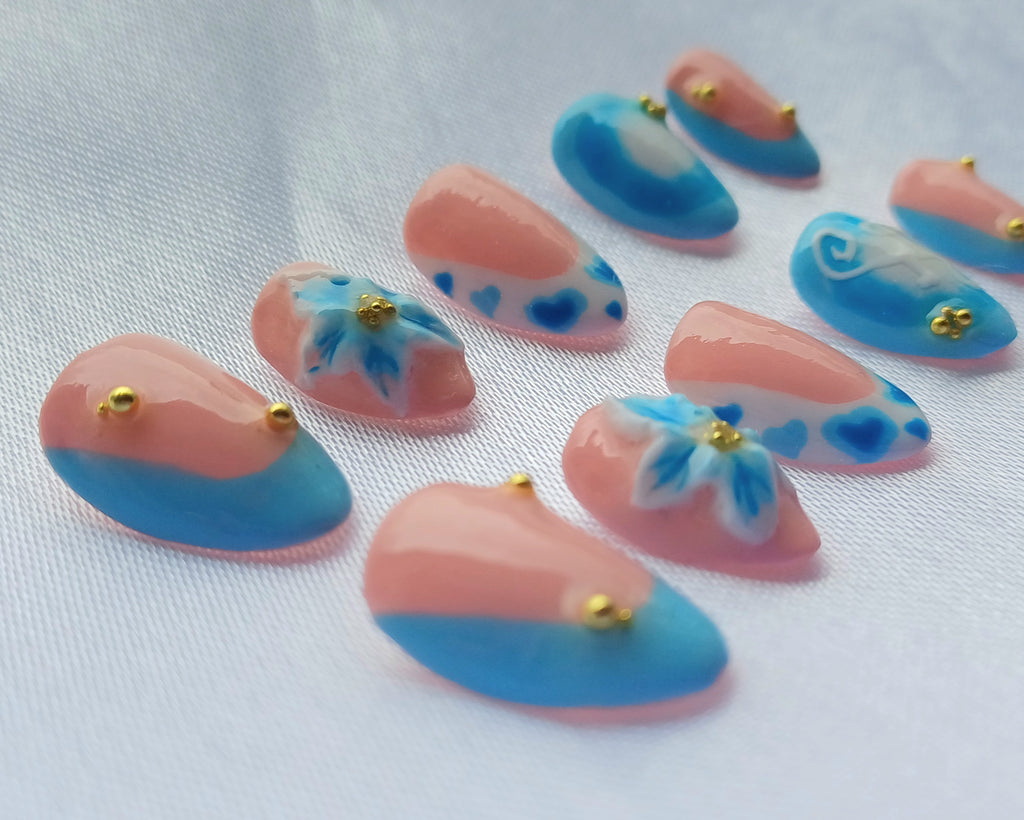 Floral Aura French - Handgemachte Press-On Nails mit 3D-Blumen & personalisiertem Buchstaben, Blau/Rosa mit Goldperlen