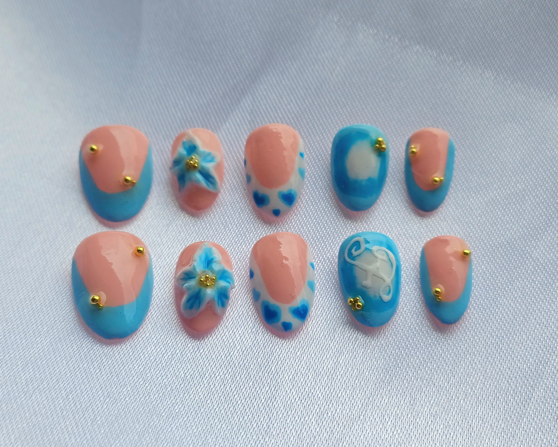 Floral Aura French - Handgemachte Press-On Nails mit 3D-Blumen & personalisiertem Buchstaben, Blau/Rosa mit Goldperlen