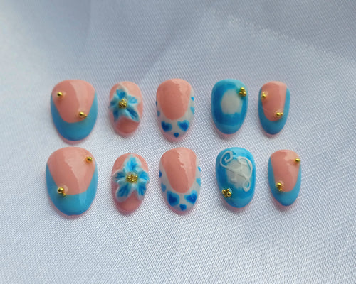 Floral Aura French - Handgemachte Press-On Nails mit 3D-Blumen & personalisiertem Buchstaben, Blau/Rosa mit Goldperlen
