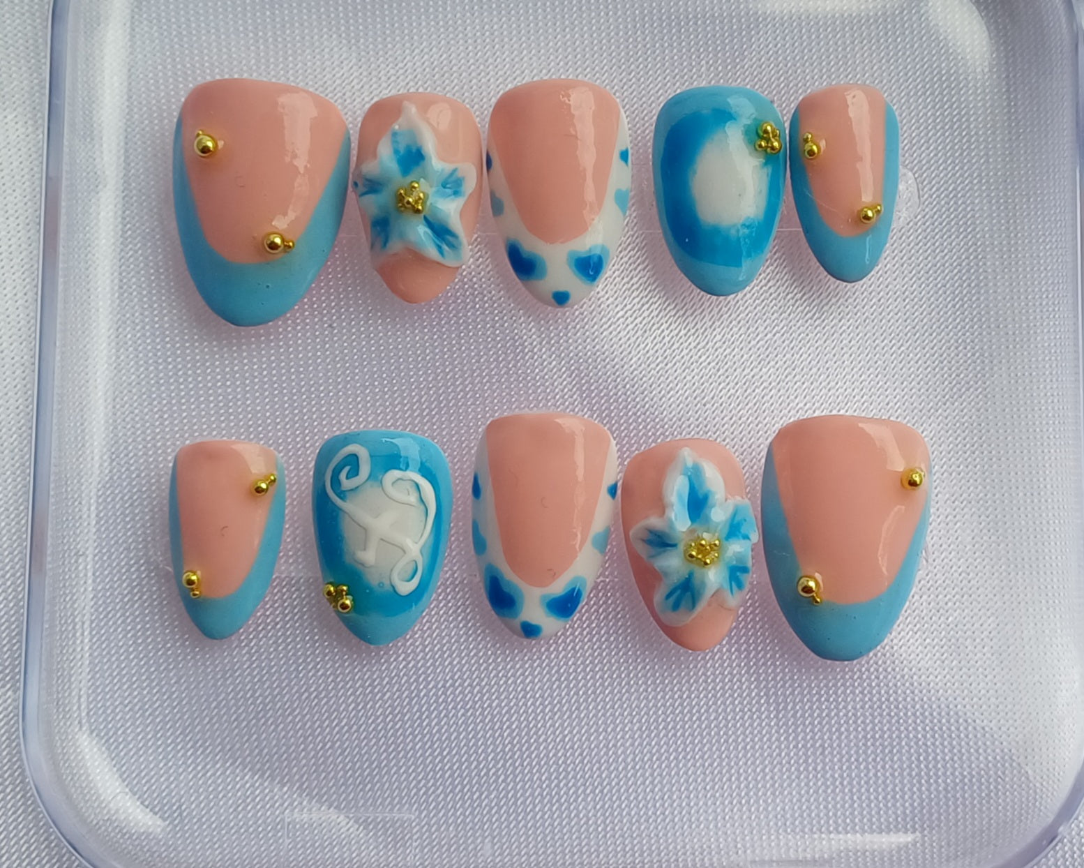 Floral Aura French - Handgemachte Press-On Nails mit 3D-Blumen & personalisiertem Buchstaben, Blau/Rosa mit Goldperlen