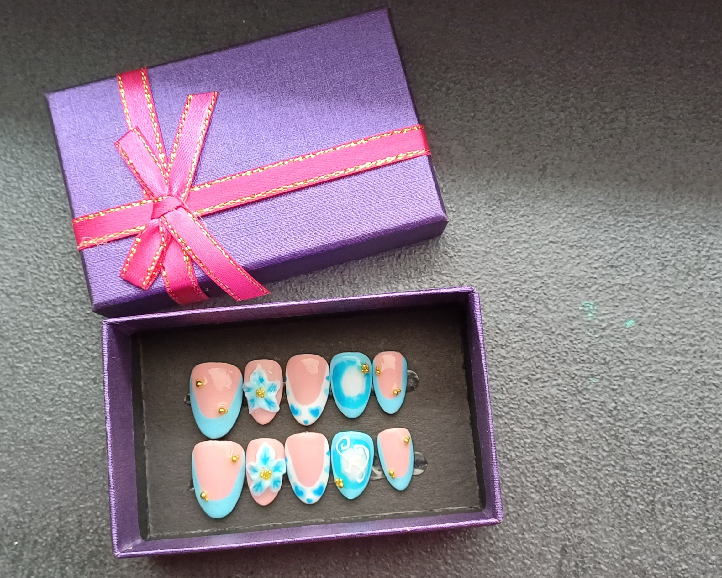Floral Aura French - Handgemachte Press-On Nails mit 3D-Blumen & personalisiertem Buchstaben, Blau/Rosa mit Goldperlen
