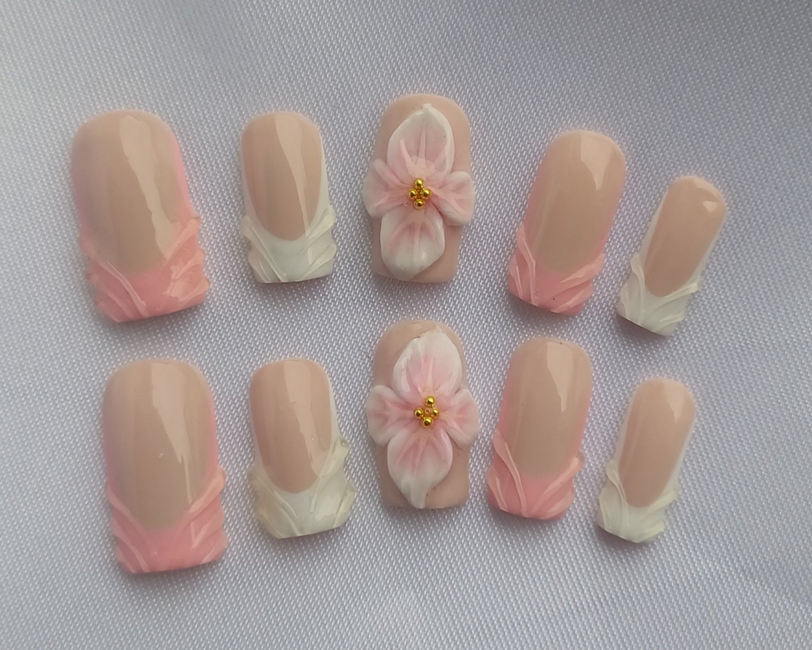 Blossom & Grace Press-on Nails/Elegante 3D Blumen, Floral/Künstliche Fingernägel/Zarte French Press-Ons Handgemacht/Luxus Hochzeitsnägel