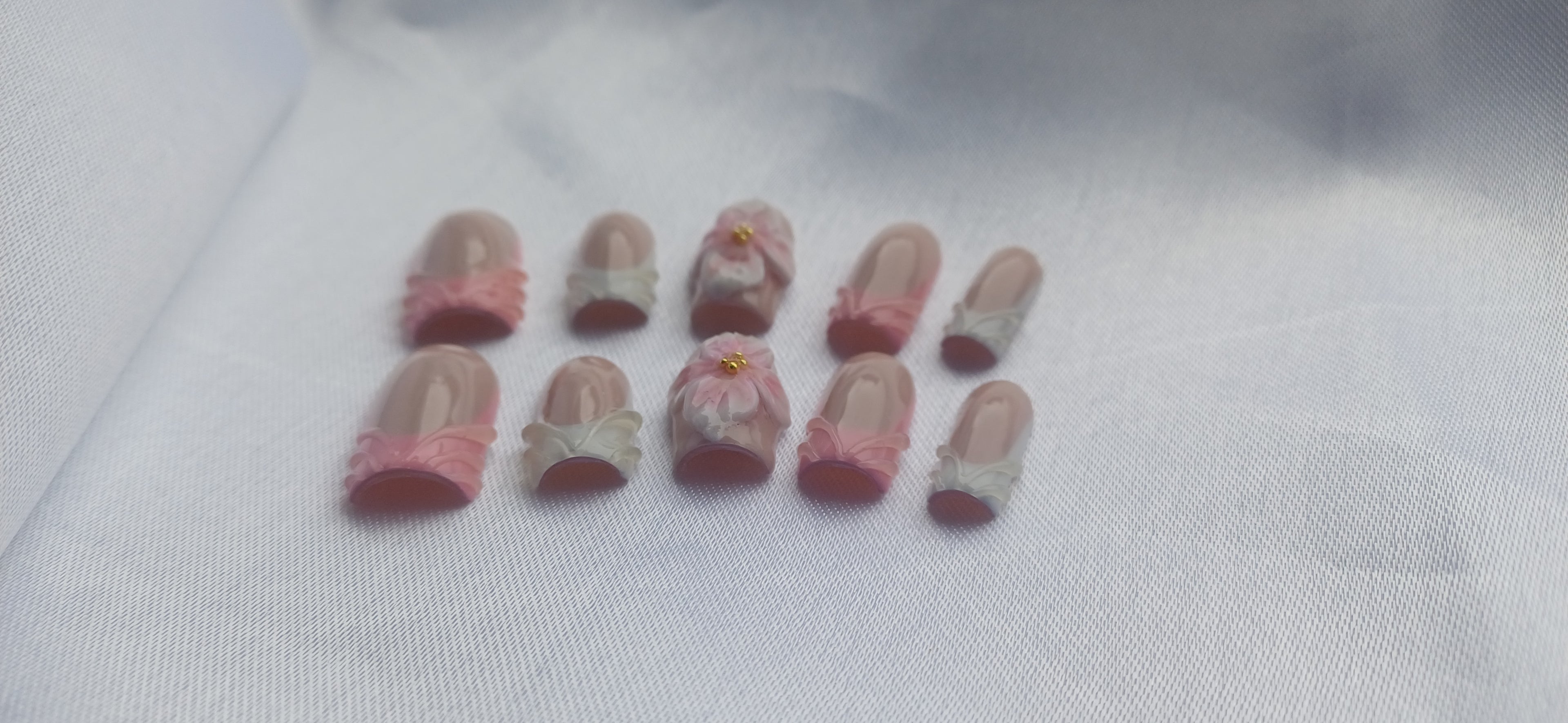 Blossom & Grace Press-on Nails/Elegante 3D Blumen, Floral/Künstliche Fingernägel/Zarte French Press-Ons Handgemacht/Luxus Hochzeitsnägel