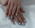 Floral Aura French - Handgemachte Press-On Nails mit 3D-Blumen & personalisiertem Buchstaben, Blau/Rosa mit Goldperlen