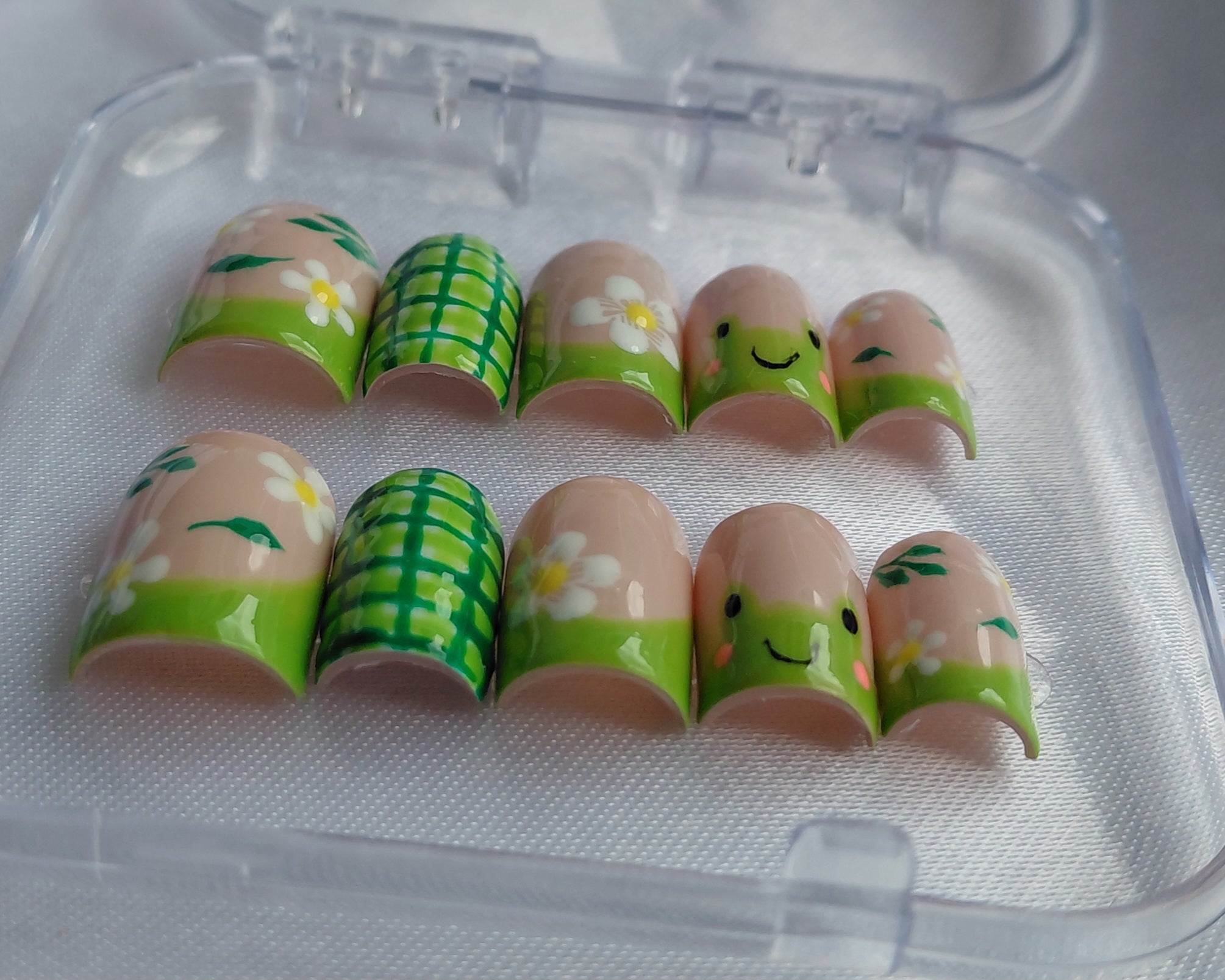 Matcha Frog Press-On Nails - Süße Frosch & Gänseblümchen-Künstliche Fingernägel - Cottagecore Grün/Karo Design, Handbemalt, Wiederverwendbar
