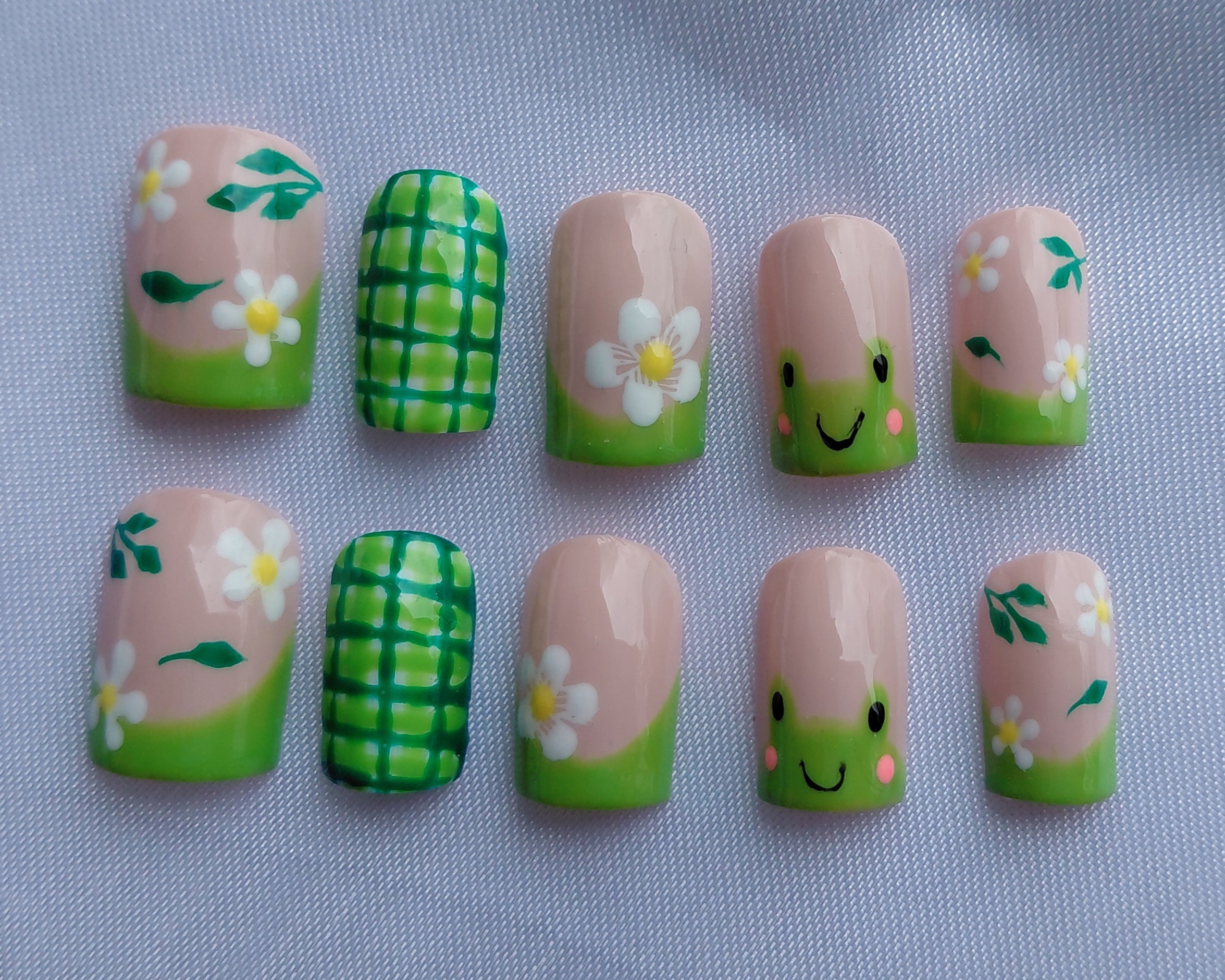 Matcha Frog Press-On Nails - Süße Frosch & Gänseblümchen-Künstliche Fingernägel - Cottagecore Grün/Karo Design, Handbemalt, Wiederverwendbar