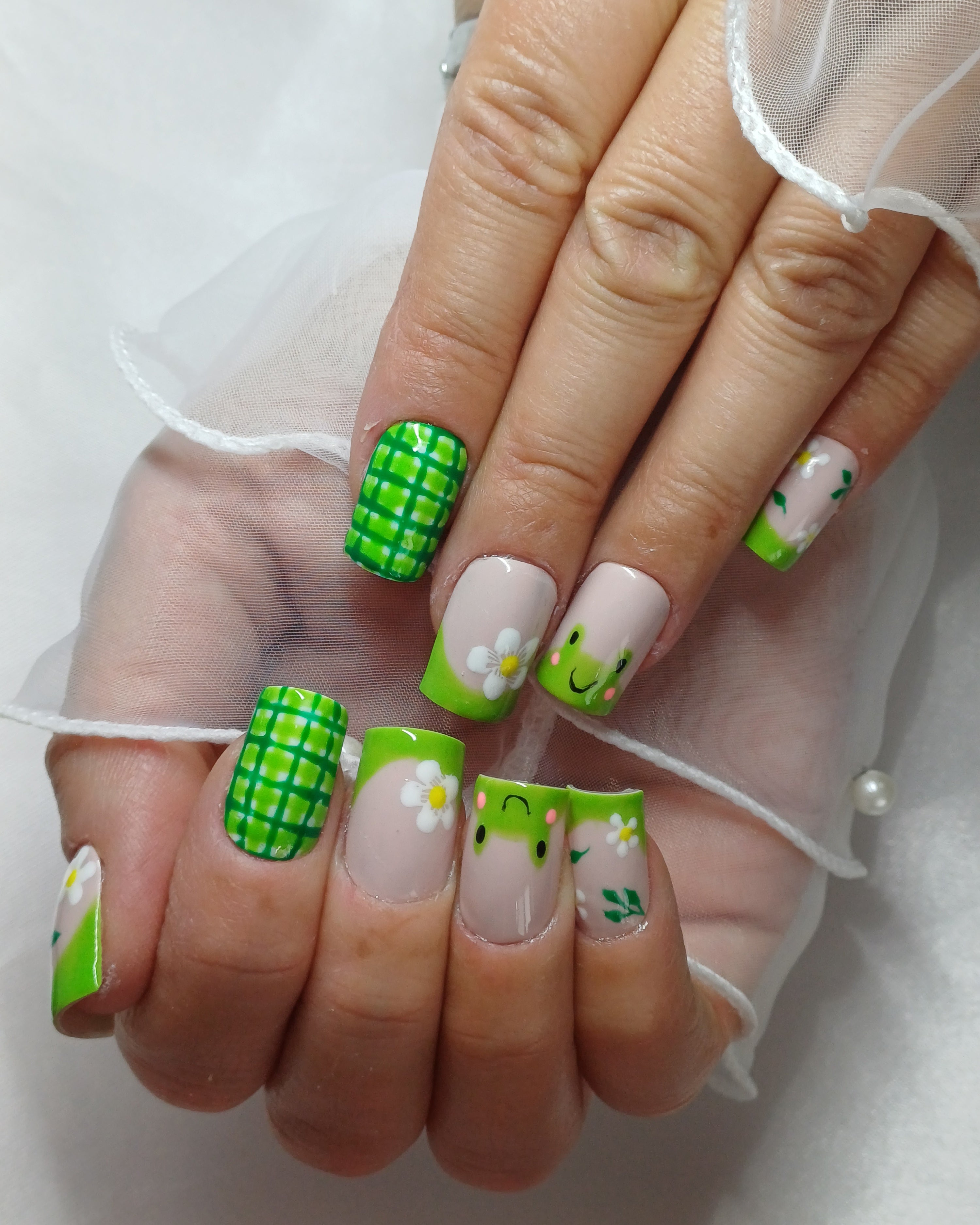 Matcha Frog Press-On Nails - Süße Frosch & Gänseblümchen-Künstliche Fingernägel - Cottagecore Grün/Karo Design, Handbemalt, Wiederverwendbar