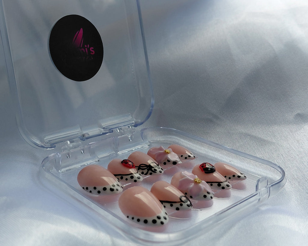 Sweet Ladybug Press on Nails | Marienkäfer Nägel Rosa | 3D Blumen Kunstnägel Handgemacht | Polka Dot French Wiederverwendbar Custom