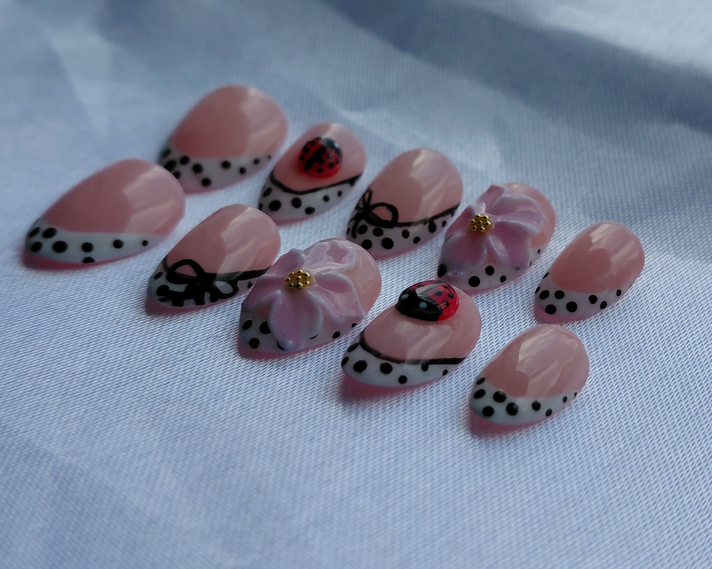Sweet Ladybug Press on Nails | Marienkäfer Nägel Rosa | 3D Blumen Kunstnägel Handgemacht | Polka Dot French Wiederverwendbar Custom