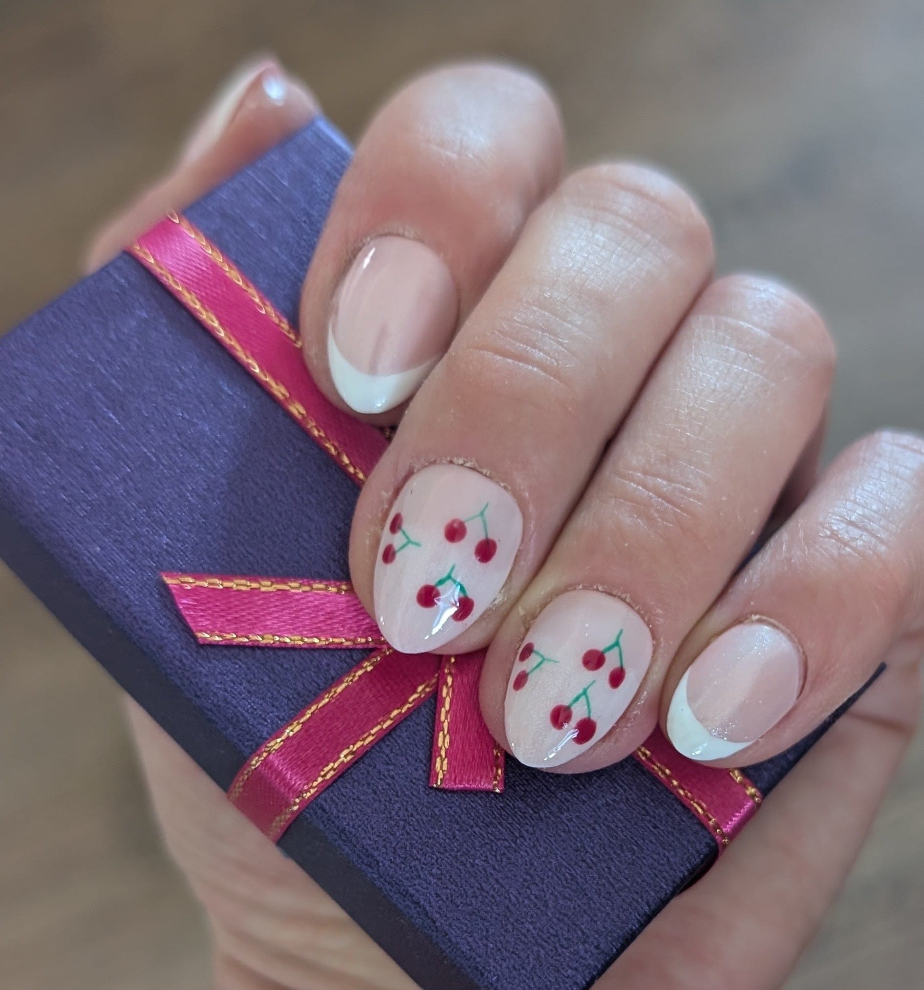 Mon Chéri French - Handgemachte Press-On-Nails, Kirsch Design, Wiederverwendbare Kunstnägel, Almond